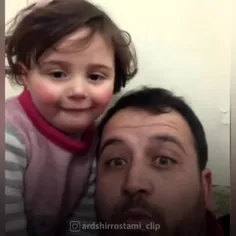 🎥بازی پدری با دخترش در شهر #ادلب #سوریه برای اینکه فکر کن