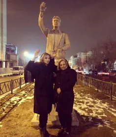 همسر و دختر ناصر حجازی در کنار مجسمه اسطوره استقلال 