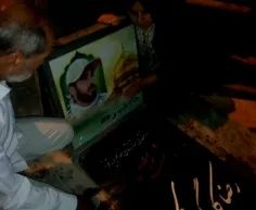 خداحافظی پدر و مادر شهید برزی با شهید هنگام عزیمت به حج