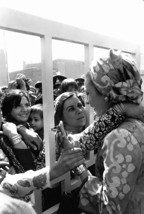 شهبانوفرح پهلوی در میانه جمعیت تهران اکتبر 1977