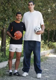 علی دایی درکنار جابر روزبهانی بسکتبالیست کشورمان