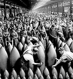 تصویری از یک کارخانه مهمات سازی در انگلیس که در سال ۱۹۱۷ 