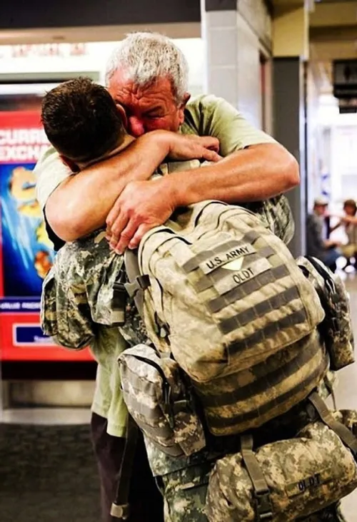 پدری از پسرش، افسر جوانی بازگشته از جنگ» استقبال می کند