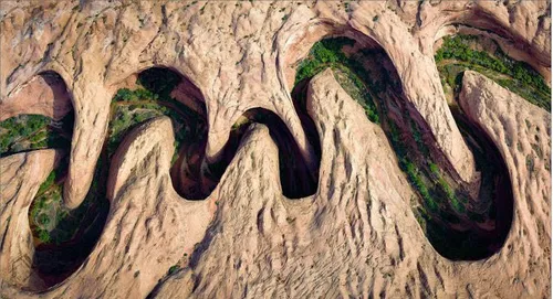 تصویر هوایی از یک کنیون زیبا در یوتا که در سایهء دیواره ه