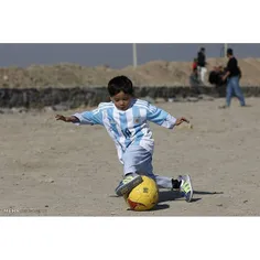 مرتضی احمدی، طرفدار ۵ ساله لیونل مس که پیراهنی با امضای ا