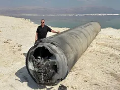 🔹عکس یادگاری یک شهروند اسرائیل با بدنه موشک ایرانی در کنا