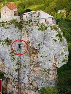 این مرد گرجستانی برای نزدیک تر بودن به خدا در بالای صخره 