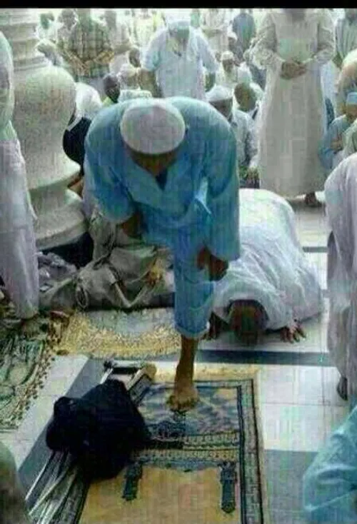 این آقا با یک پا نماز میخونه اما بعضی ها با 2 تا پا نماز 