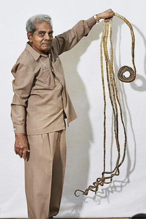 مرد هندی که در سال ۲۰۱۵ رکورد بلندترین ناخن جهان را شکست.