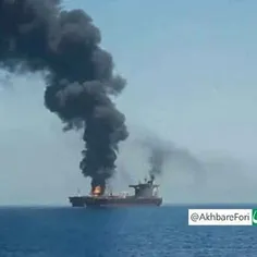 کشتی آمریکایی در آتش/ قایقهای نجات در حال انتقال 