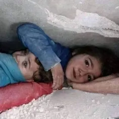 این دخترک سوری ۱۷ ساعت زیر آوار ماند و از سر برادرِ کوچک‌