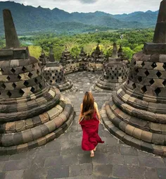 معبد «بارابودور»واقع در جنگل های جزیره ی جاوه در اندونزی 