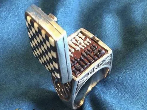 تصویری از کوچکترین شطرنج جهان در یک انگشتر که متعلق به یک