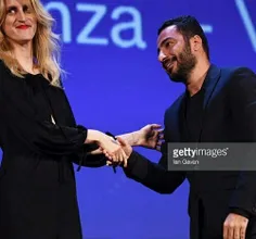 دست دادن نوید محمدزاده در جشنواره ونیز با این خانم هم خبر