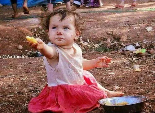 عکاس از دختر فقیری عکس میگرفت که به سختی غذا گیرش میاد