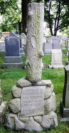 سنگ قبر به شکل "تنه بریده درخت" در آرامگاه یهودیان نشان د