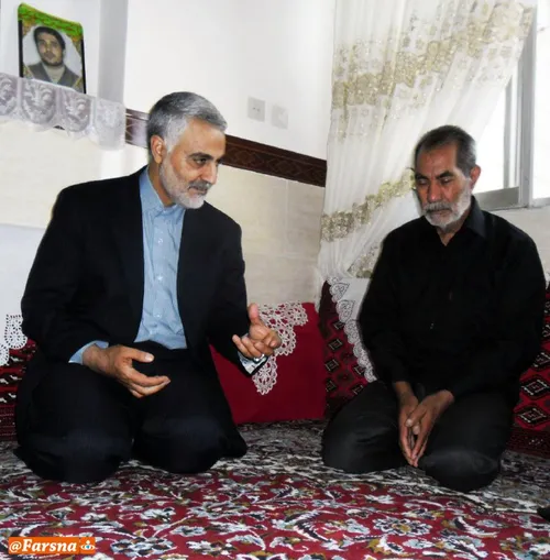 حضور سردار سلیمانی در منزل شهید مدافع حرم رضا کارگر برزی 