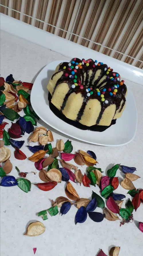 کیک وانیلی با سس شکلاتی سفارشی