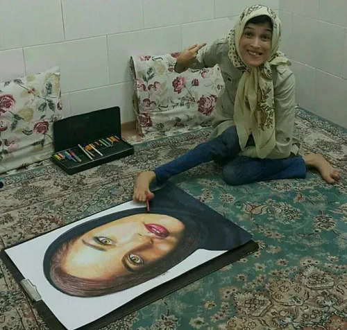دختر ایرانی و خلق نقاشی های زیبا با یک پا