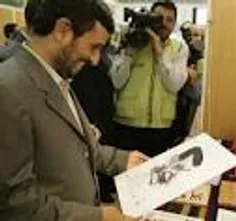 آقای احمدی نژاد در حال دیدن کاریکاتور خودش!.