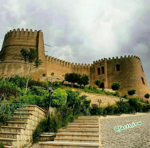 قلعه فَلَک الافلاک یا دژٍ شاپور بنایی تاریخی در خرم آباد.