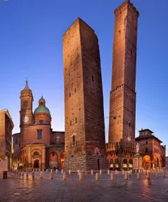 ‌این دو برج نمادهای اصلی شهر بولونیا در ایتالیا هستند. بر