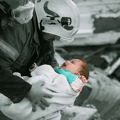 نجات معجزه آسا مادر و نوزاد ۲۹ ساعت پس از زلزله از زیر آو