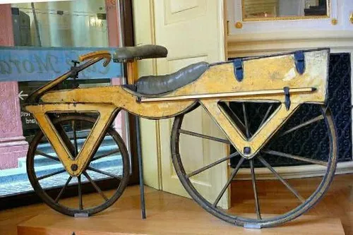 دوچرخه 200 ساله شد.