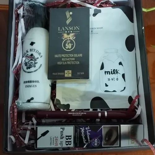 باکس لوازم ارایشی 😍
قیمت :۳۲۰،۰۰۰
 هدیه کادو زیبا ارایش مناسب بهداشتی مراقبتی ارایشی سفید سیاه باکس کادو