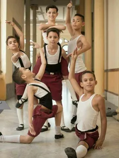 ژست گرفتن چند کودک برای عکاس در بزرگترین آکادمی رقص باله 