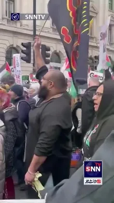 شهروندان انگلیسی با در دست داشتن پرچم امام حسین (ع) همبست