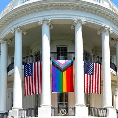 🔴  نصب پرچم همجنسبازان کنار پرچم آمریکا در کاخ سفید