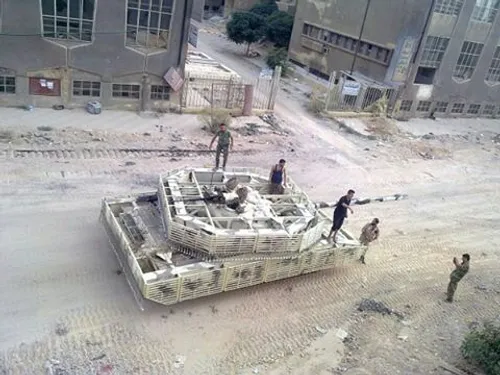 تانک T72 گارد ریاست جمهوری در اطراف دمشق با زره تقویت شده