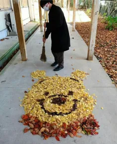 هنرمندی یک کارگر نظافتی ژاپنی با #برگ های ریخته شده ب روی