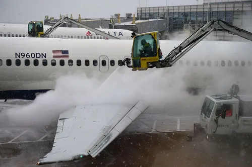 پرواز های فرودگاه مشهد پس از یخ زدایی به حالت عادی برگشت