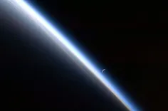 🌗تصویر زیبای ماه بر فراز اتمسفر زمین 