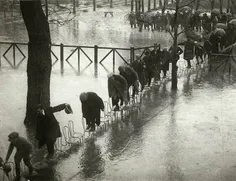 مردم پاریس برای رهایی از خیس شدن.../ ۱۹۲۴