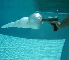 لحظه شگفت انکیز شلیک گلوله در زیر آب