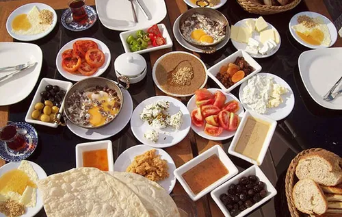 ترکیه: یک صبحانه ی اصیل ترکیه ای حاوی نان، پنیر، کره، زیت