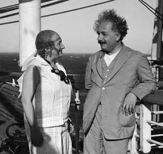 آلبرت انیشتین و همسرش السا در یکی از سفرهایشان