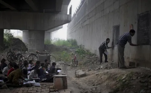 کودکان بی خانمان هندی زیر پلی در دهلی نو که در آن ساکن ند