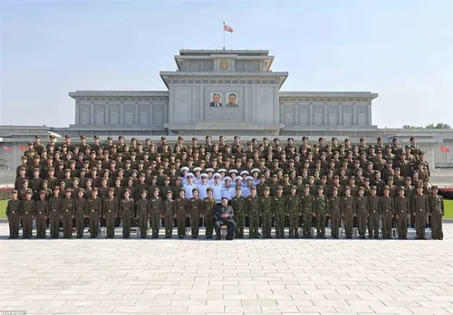 عکس یادگاری کیم جونگ اون، رهبر کره شمالی با ارتش جوان این