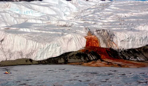«آبشار خون» منطقه ای در قطب جنوب است. این آبشار به نظر بس