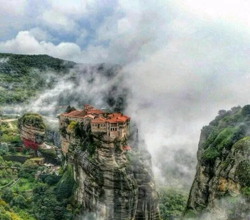 🌎 بناهای عجیب جهان متورا معروف به صخره های معلق در آسمان 