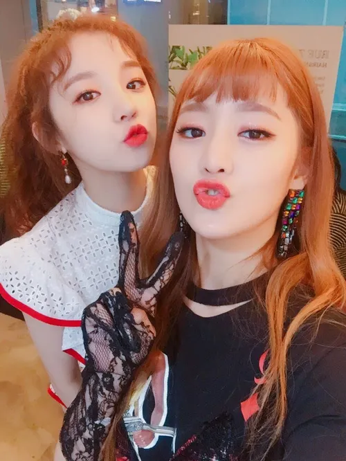 Insta and Twitter update yuqi and minnie