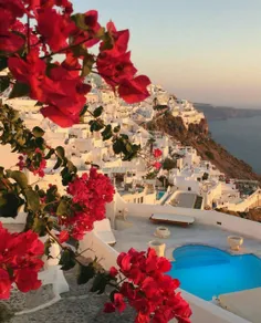 نمایی زیبا  از شهر آتشفشانی و قدیمی سانتورینی در یونان 😍