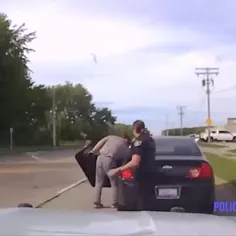 ببینید پلیس آمریکا که یکی از خشن ترین پلیس هاست هنگام دست