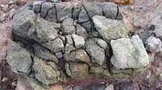سنگ ترک خورده کنار رودخانه