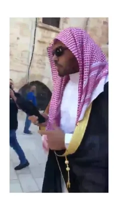 فلسطینی‌ها درحال فحش دادن، تف  به یک شهروند عربستان سعودی