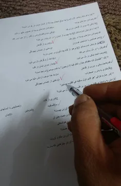 در حال تصحیح برگ امتحانات